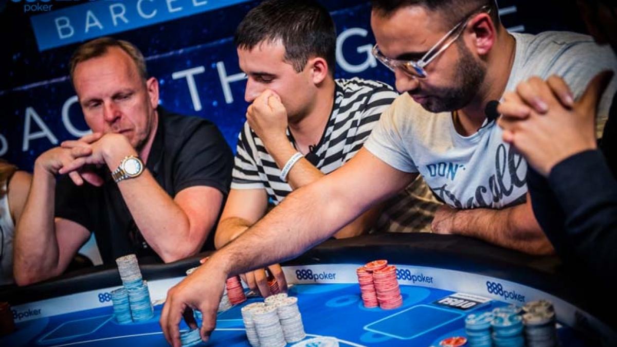 Where Best to Play Poker: Pros and Cons